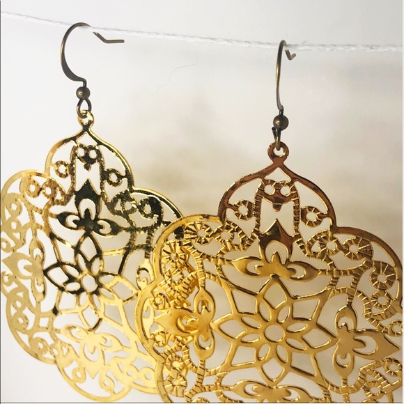 ♡ 2 for 20$ ♡ Gold Cutout Pendant Earrings - Picture 4 of 5